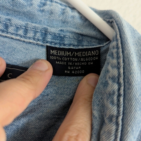 Basic Editions Denim Button Down Shirt Women's Sz Medium Angel Embroidery Cotton - Picture 3 of 11